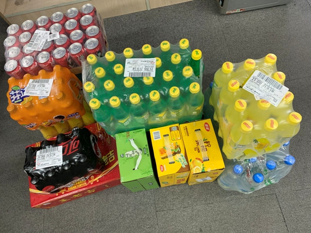 夏日將至，為犒勞現(xiàn)場(chǎng)員工抵抗酷暑的辛勤工作與付出，體現(xiàn)公司對(duì)現(xiàn)場(chǎng)洋山外港航交所在職員工的關(guān)心，公司為在職員工特準(zhǔn)備了清涼飲品。